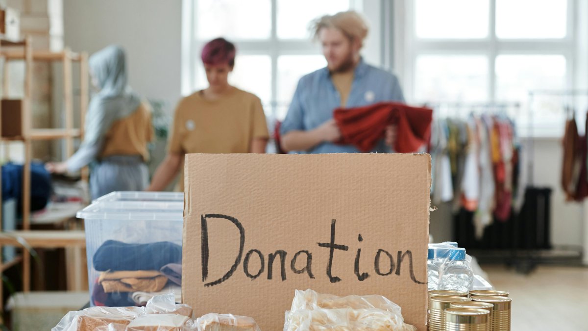 Referencial. Los voluntarios se inclinan por ropa y refrigerios.