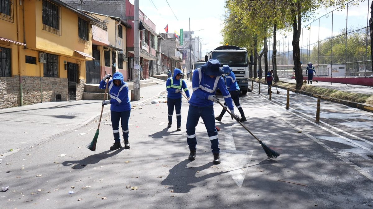 45 obreros operativos estuvieron acompañados de 28 equipos de recolección y limpieza.