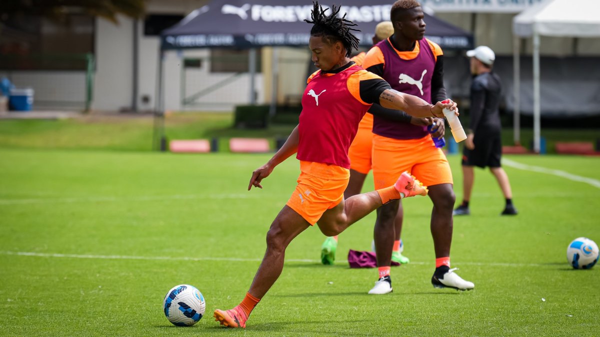 El lateral José Quintero podría reaparecer en el rol titular de los albos para la revancha ante los rayados.