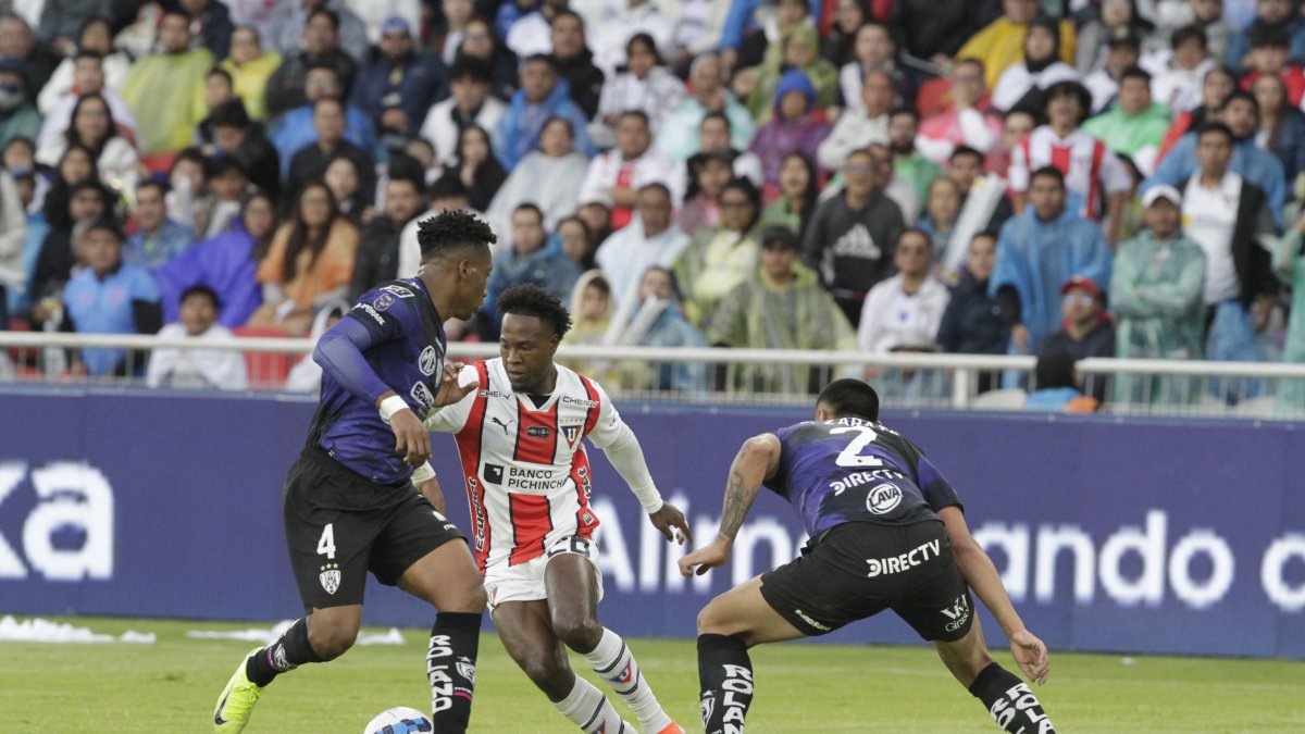 Los albos lograron una ventaja de tres goles en la primera final ante los rayados.