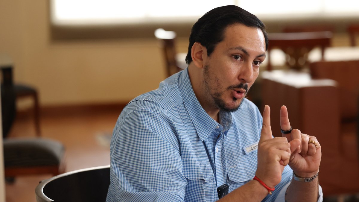 Wilson Gómez es el candidato del partido SUMA que reemplaza a Jan Topic en los comicios 2025; él es psicólogo clínico.