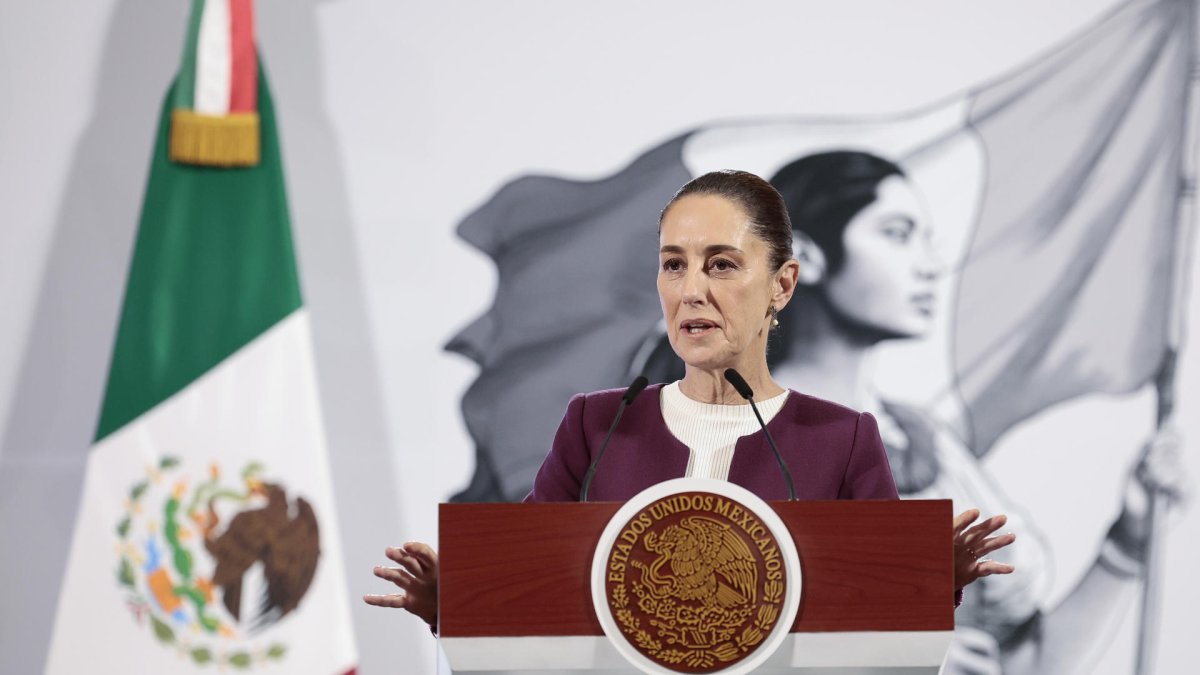 La Presidenta de México, Claudia Sheinbaum, habla durante una conferencia de prensa este lunes, en el Palacio Nacional de la Ciudad de México (México).