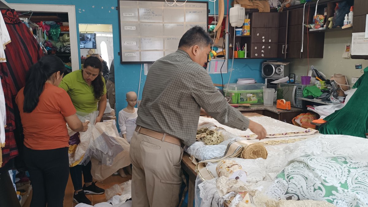 Pablo Coronel, coordinador de la parcipación de artistas, alista las telas que serán utilizadas para los trajes del Pase del Niño Viajero.