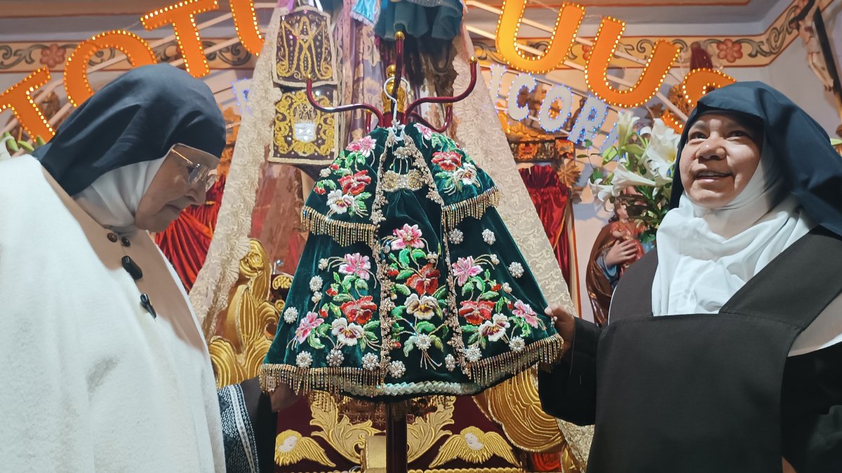 Las madres del Monasterio de El Carmen presentaron el traje que vestirá el Niño Viajero en el pase del 24 de diciembre.