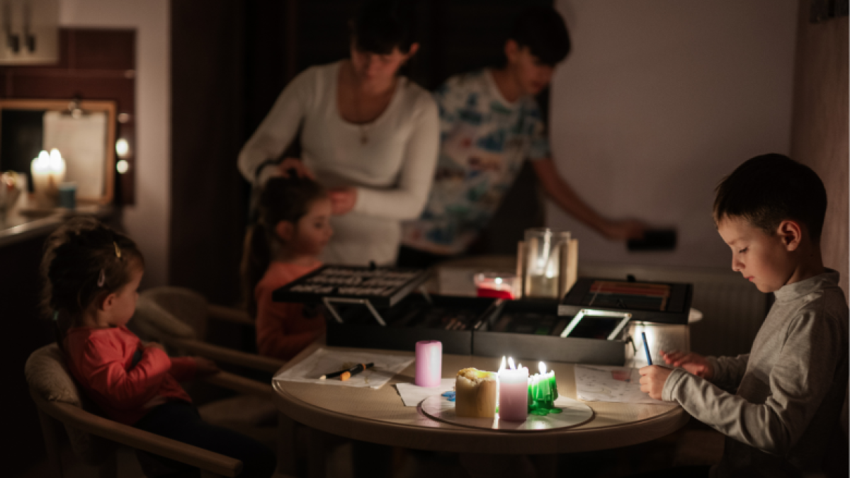 Ecuador enfrenta una crisis energética con 93 días de apagones debido a sequías, falta de mantenimiento y gestión deficiente.