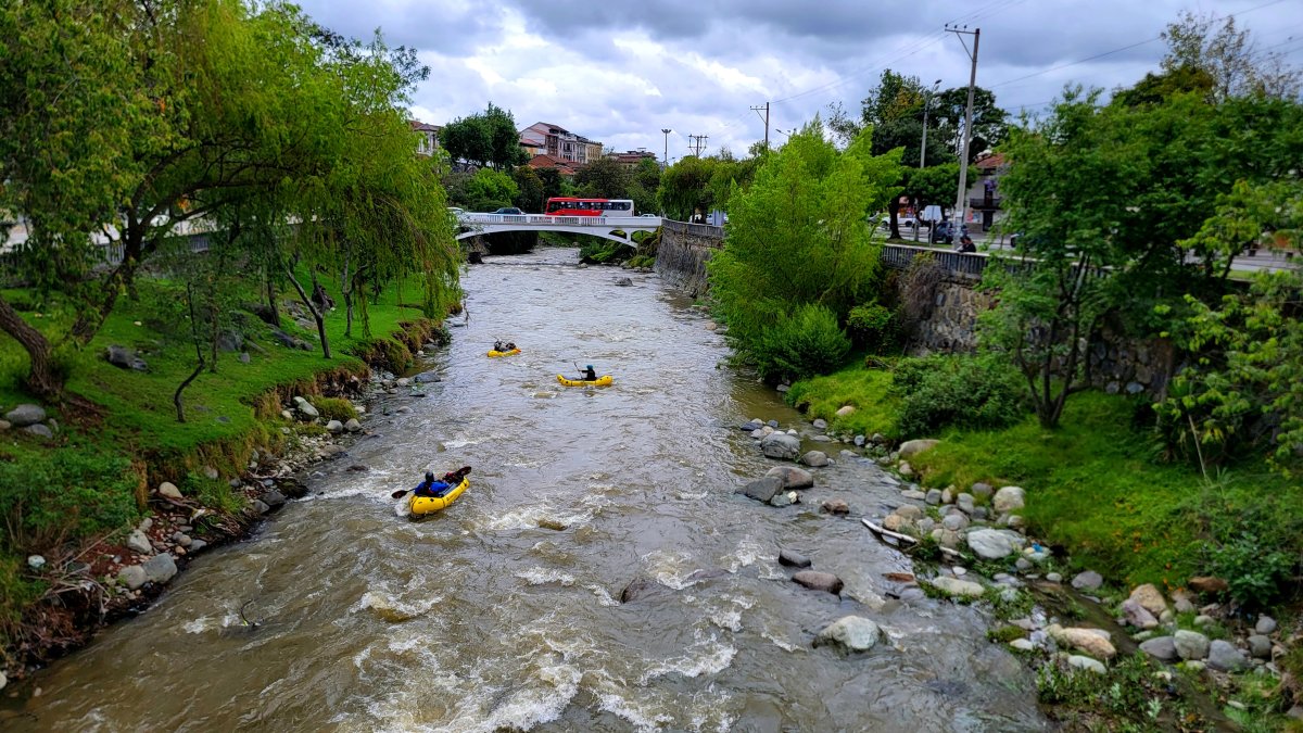 Jóvenes deportistas practicaron packrafting en la cuenca del río Tomebamba, en Cuenca.