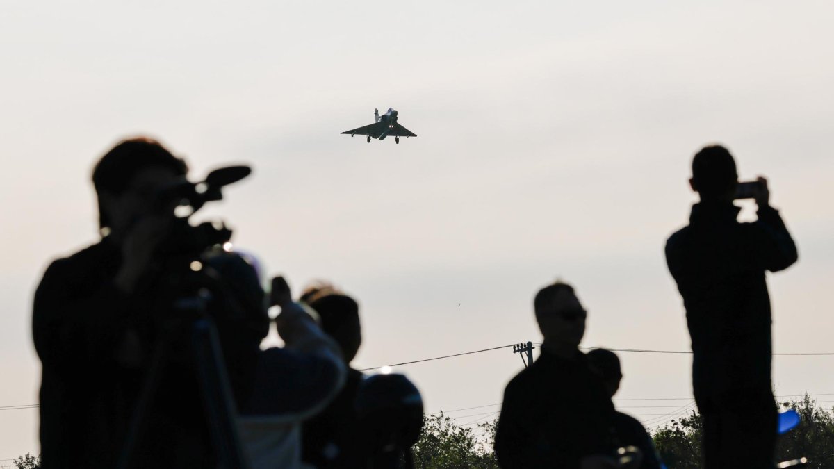 Un avión de combate Mirage 2000 de la Fuerza Aérea de Taiwán se acerca para aterrizar dentro de la base aérea en Hsinchu, Taiwán, el 10 de diciembre de 2024.