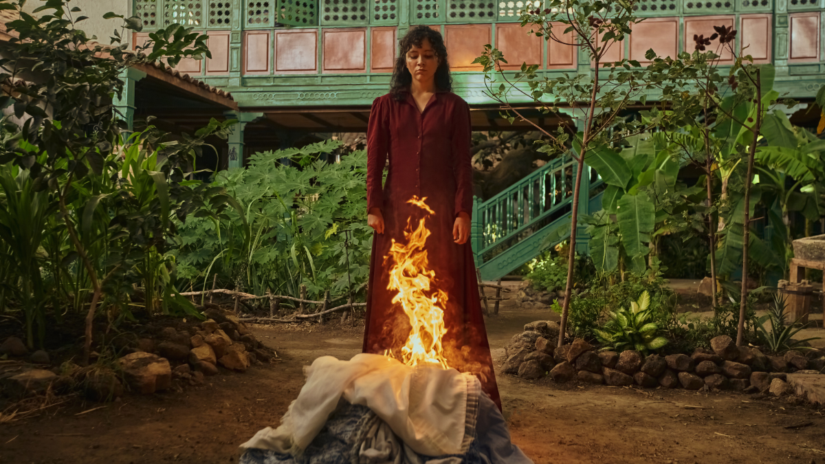 Cien años de soledad sigue la historia de la familia Buendía en el pueblo de Macondo.