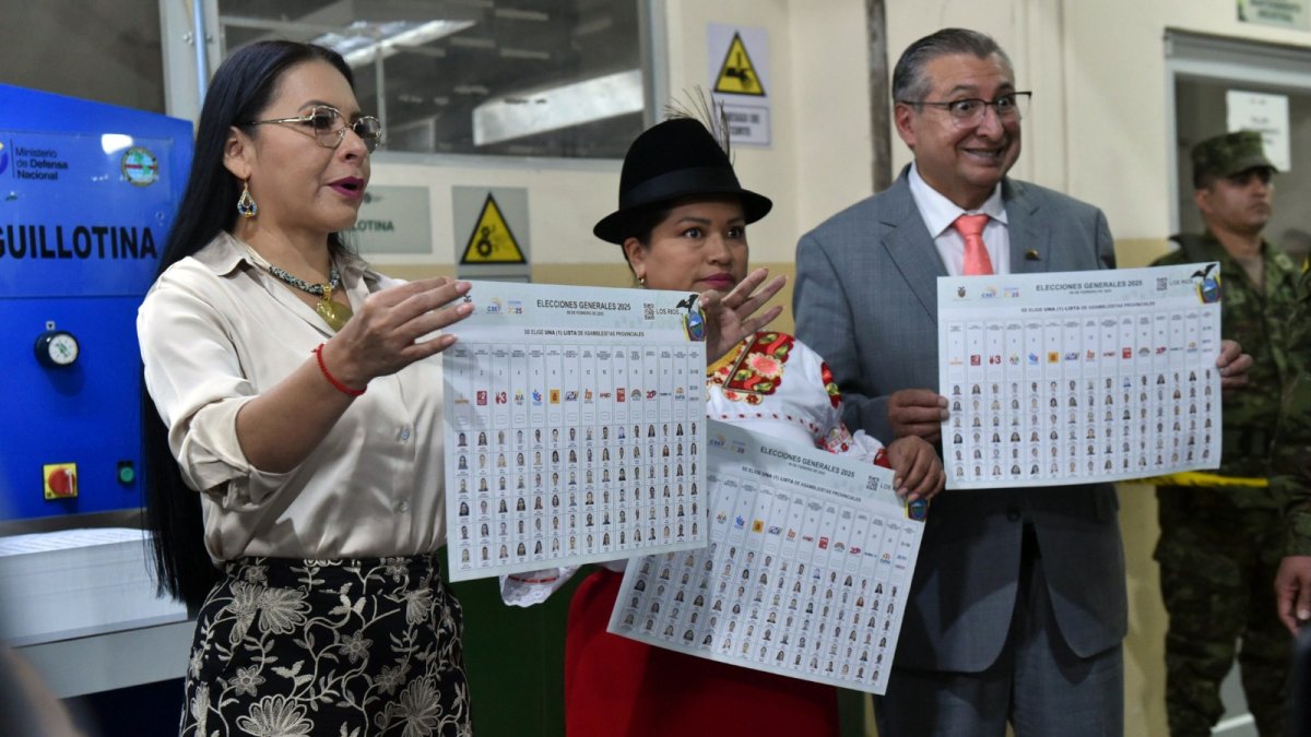 Diana Atamaint verificó el avance de la impresión de papeletas y documentos electorales.