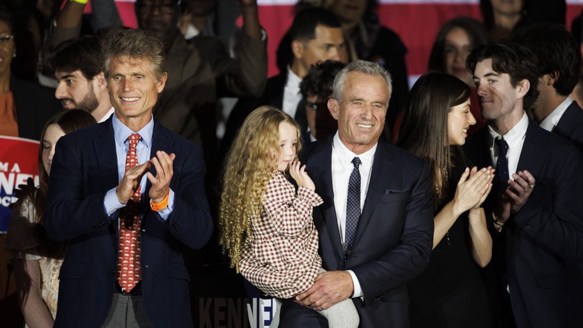 Robert Kennedy Jr (R) sostiene a su nieta durante un evento para anunciar formalmente su candidatura para las presidenciales, el 19 de abril de 2023.