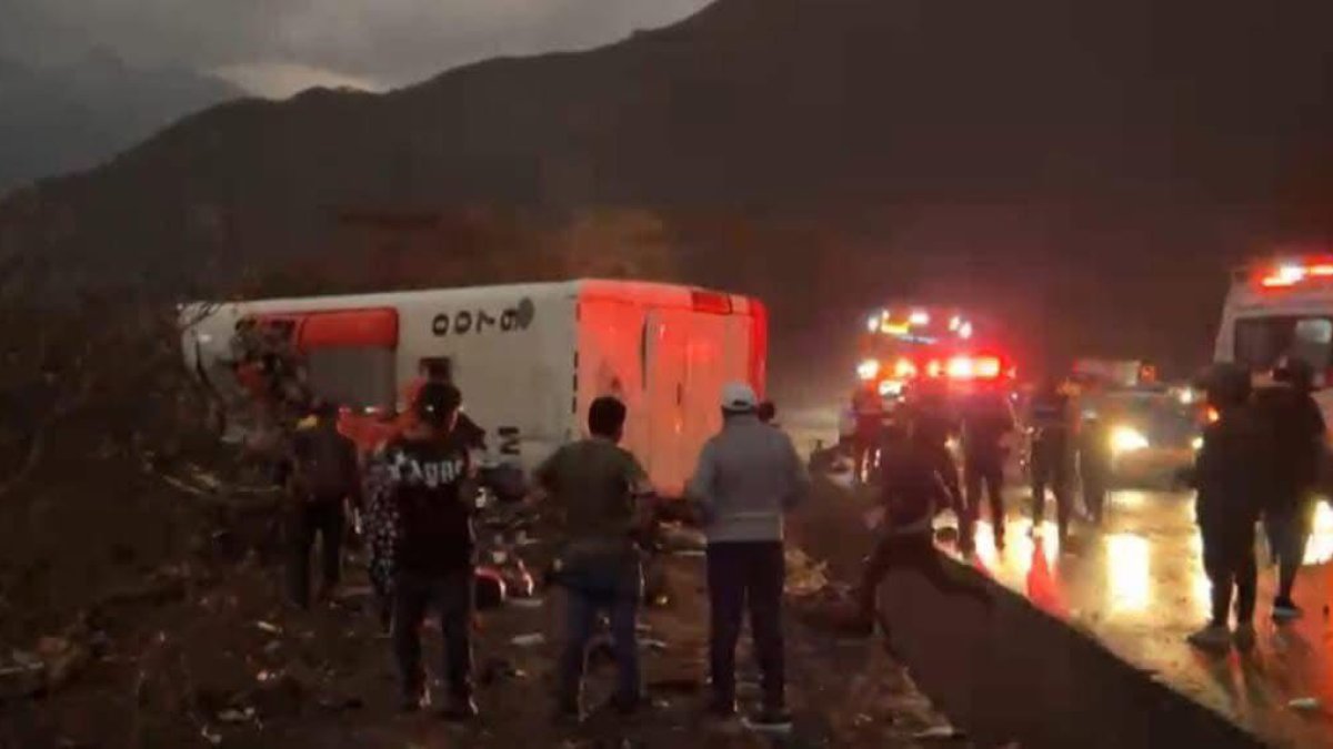 El trágico accidente ocurrido en una carretera de Loja dejó más de una docena de víctimas.