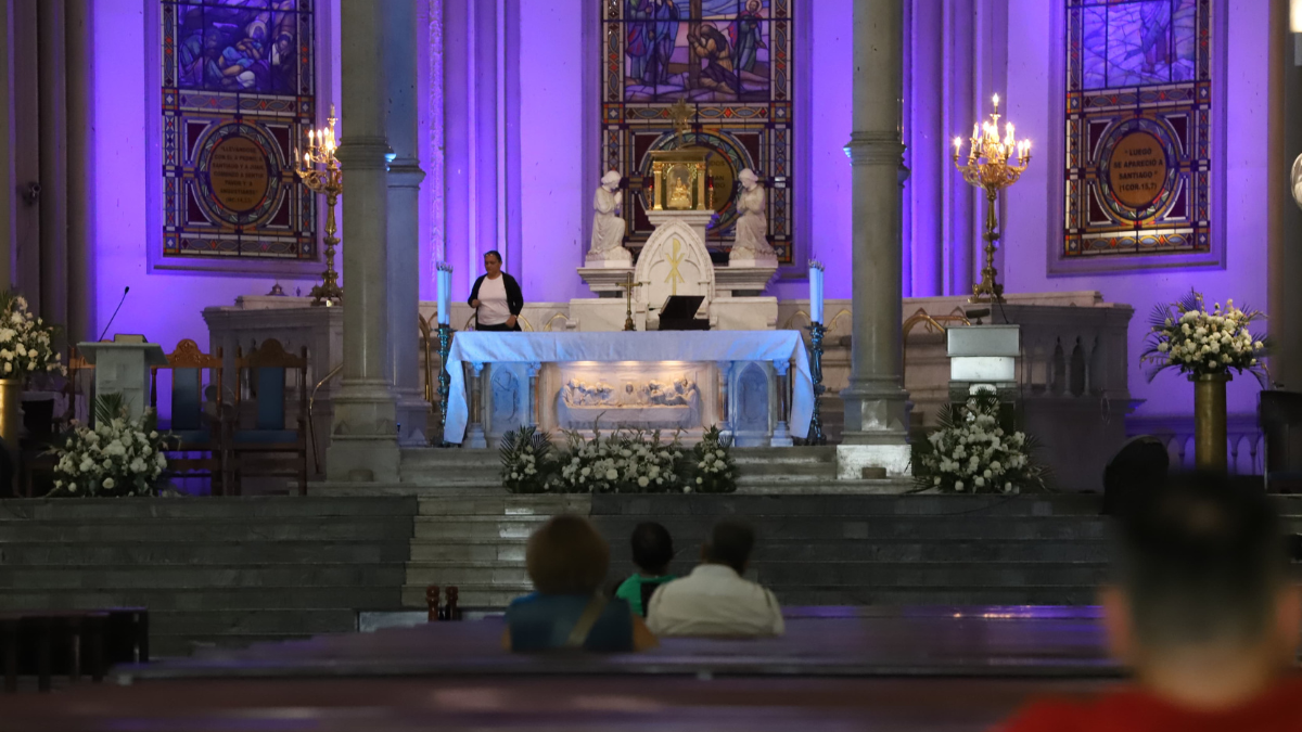 Ecuatorianos de fe van a las iglesias a agradecer por el fin de los cortes de luz.