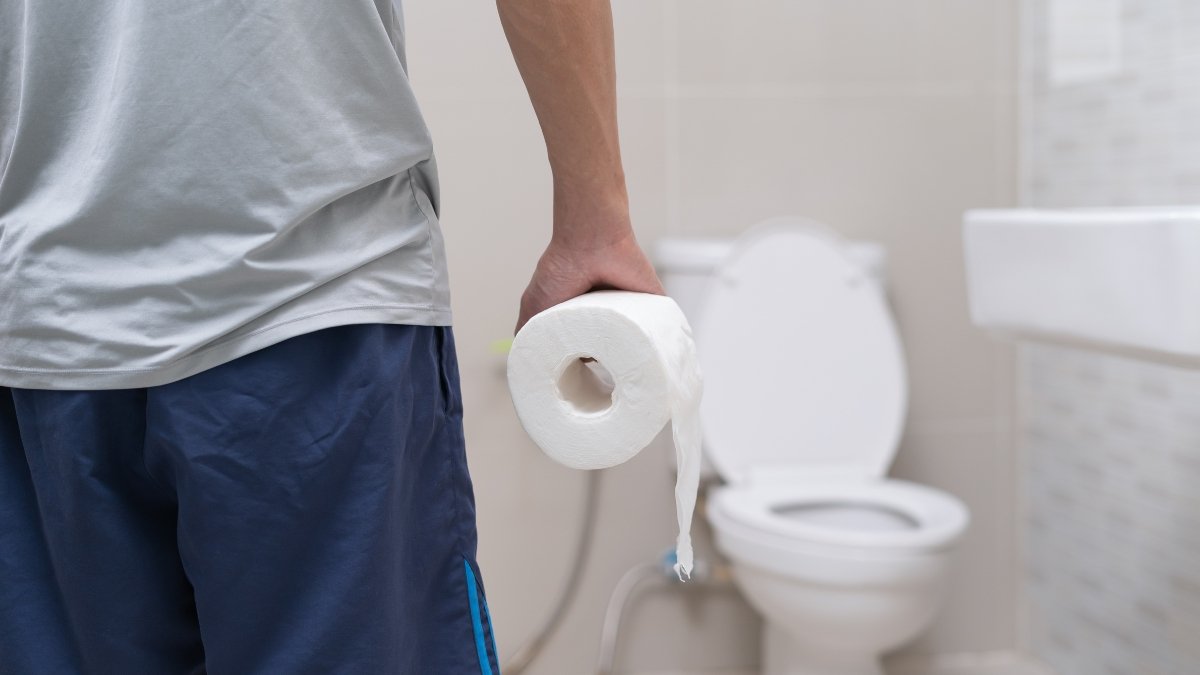 Conoce cómo deben orinar los hombres para beneficiar la salud.