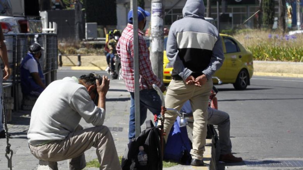 En algunas calles del país se observa a ciudadanos desempleados, que ofrecen servicios de albañilería y más.