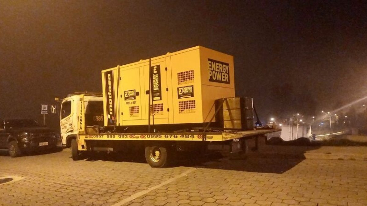 Los dos generadores móviles se instalaron en La Roldós y Colinas, en el noroccidente de la ciudad.