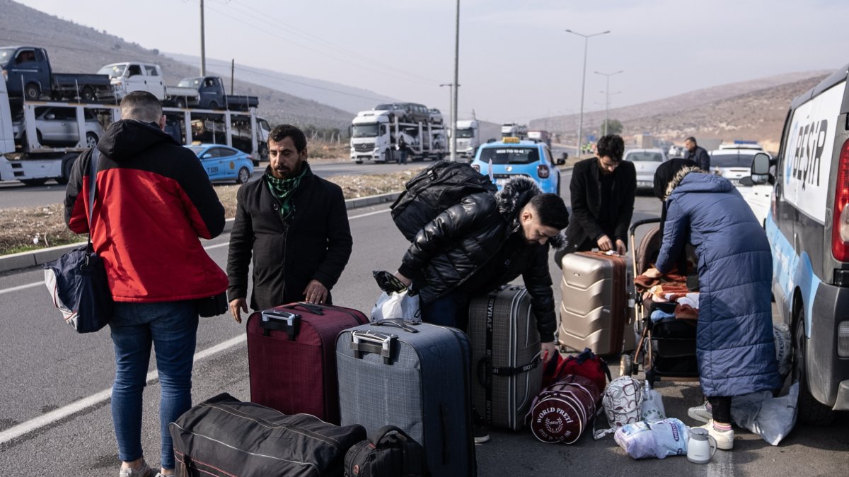 Los sirios cruzan la frontera desde Turquía y regresan a Siria después de la toma rebelde de Damasco.
