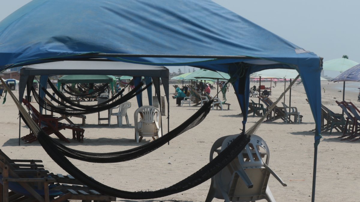 Realidad. Las playas se ven desiertas, y quienes dependen del comercio luchan por sobrevivir en medio de la crisis. Pasa lo mismo en los hoteles.