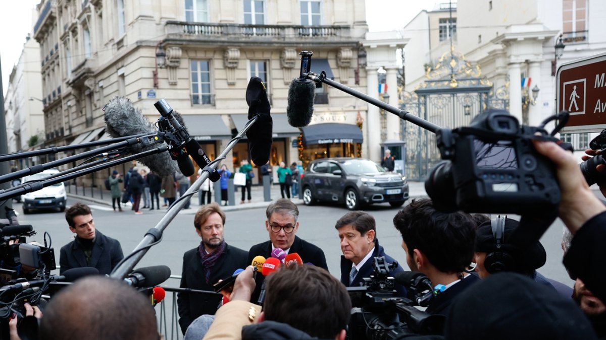 Boris Vallaud, Olivier Faure y Patrick Kanner, hablan con la prensa antes de su reunión con el presidente francés, Emmanuel Macron.