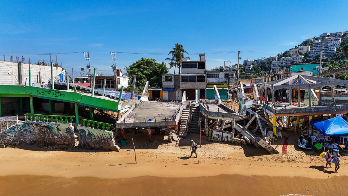 Una persona por la playa. en una zona afectada tras el paso de los huracanes John y Otis, en el balneario de Acapulco en Guerrero (México).