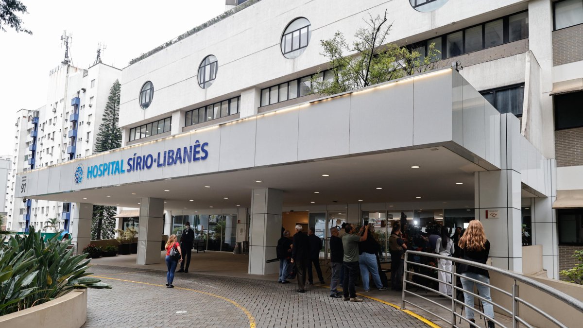 Medios apostados a las puertas del Hospital Sírio-Libanés, donde el Presidente de Brasil, Lula da Silva, fue sometido a una craneotomía para drenar un hematoma en el centro de São Paulo.