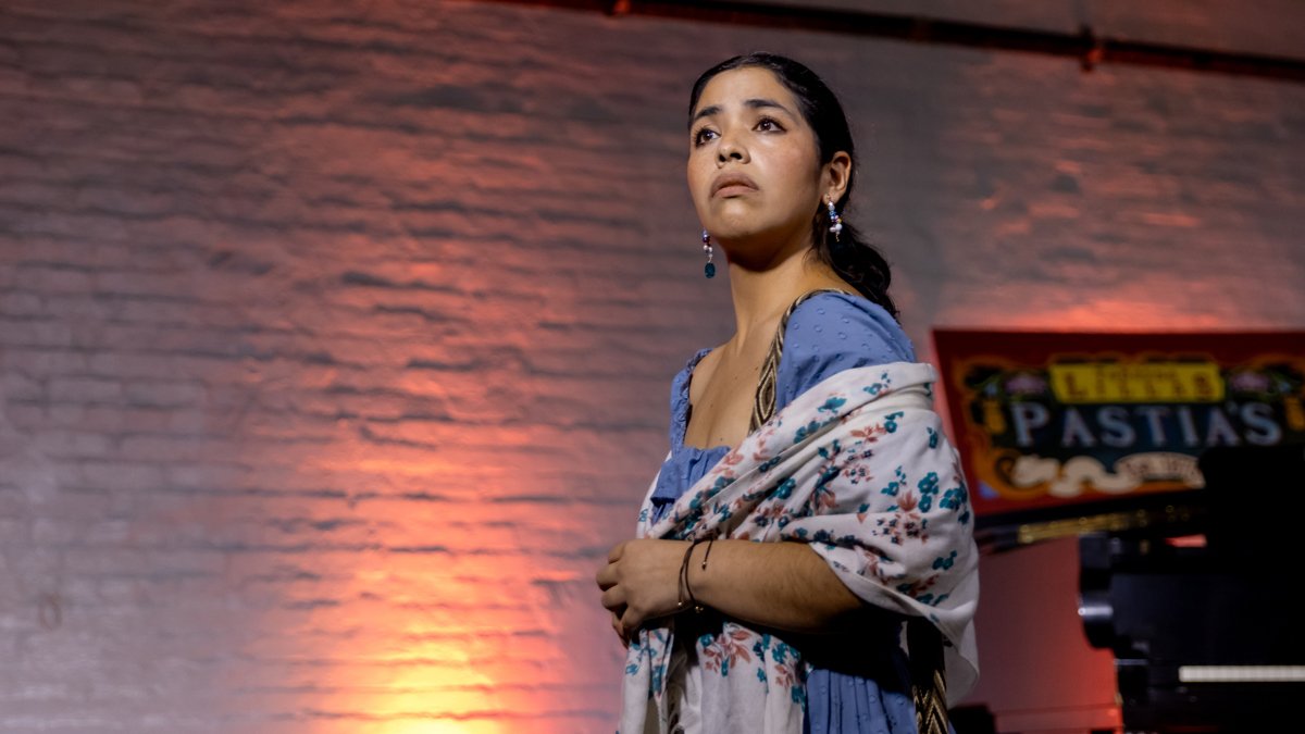 The Opera Next Doora de la actriz Sasha Gutiérrez durante una presentación en Nueva York