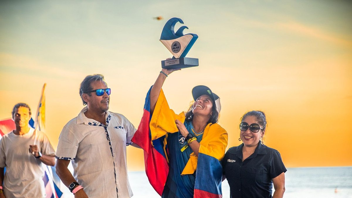 Mimi recibió el trofeo como la #1 del continente en El Salvador, durante el último torneo ALAS.