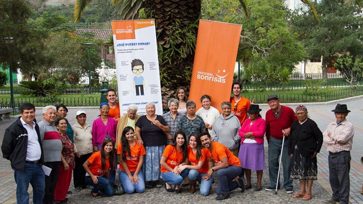 La fundación busca incluir personas para la entrega de vestimenta a los más vulnerables.