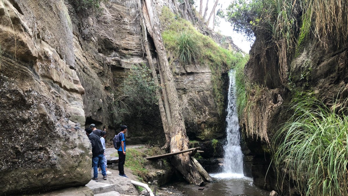Paisaje. Uno de los recursos naturales que posee esta zona de Latacunga es su cascada, que atrae tanto moradores como personas de otras ciudades del país.