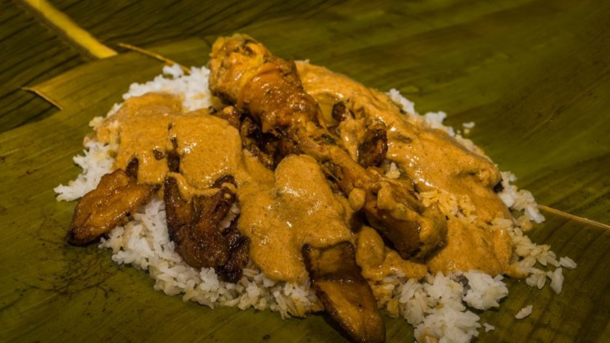La tonga es un plato tradicional de la gastronomía ecuatoriana consiste en arroz, carne de cerdo, maní y plátano, todo envuelto en hojas de plátano y cocido al vapor.