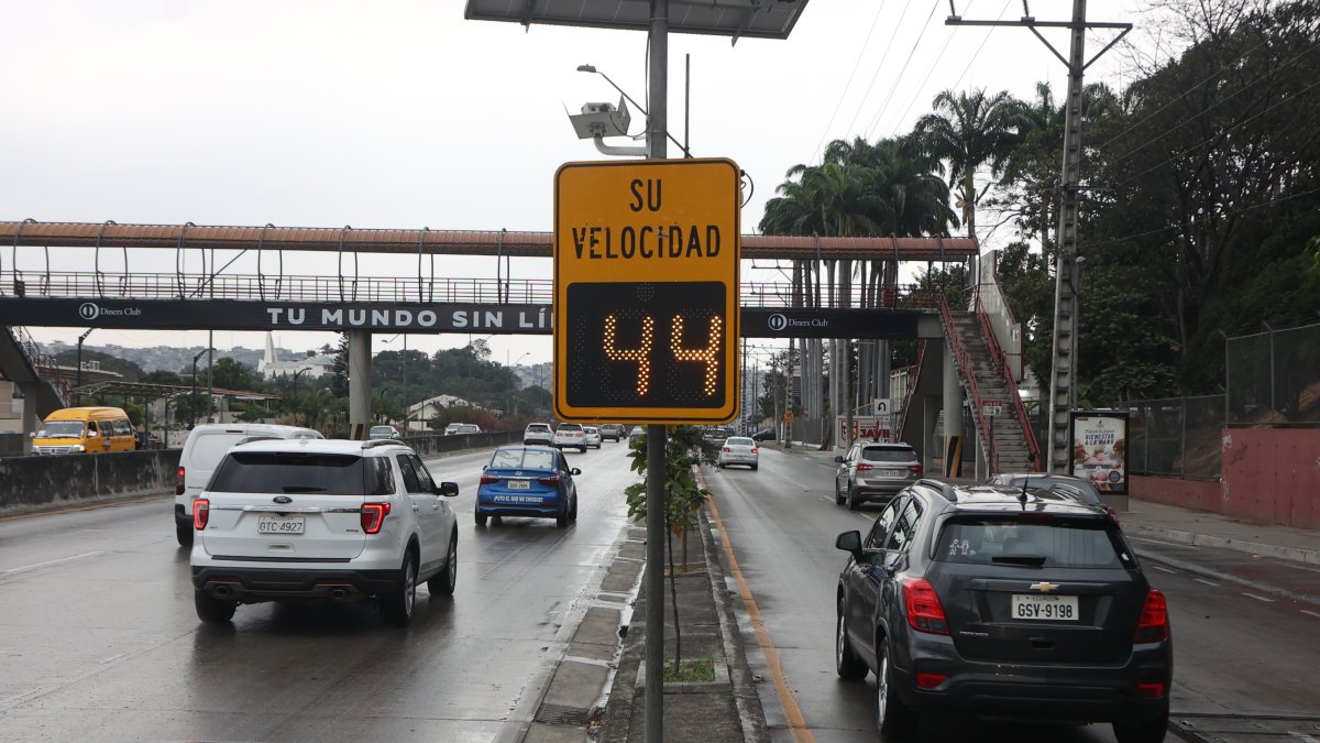 Imagen referencial de un radar ubicado en la avenida Del Bombero, en Guayaquil.