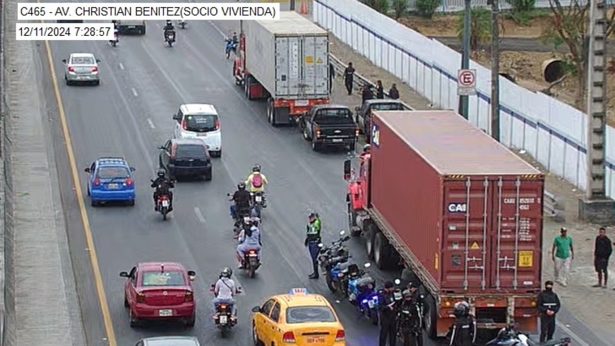 Un accidente de tránsito se registró en la vía Perimetral, cerca del ingreso a Socio Vivienda, la mañana de este miércoles 11 de diciembre.