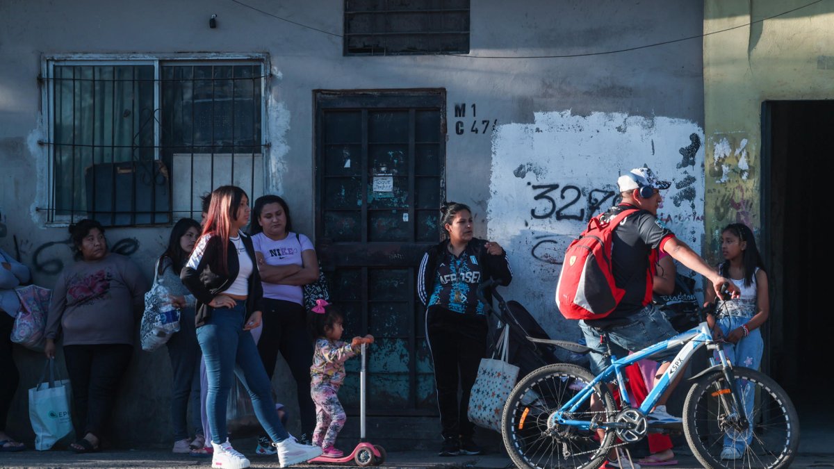 Un grupo de personas esperando para retirar comida este martes en Buenos Aires (Argentina).