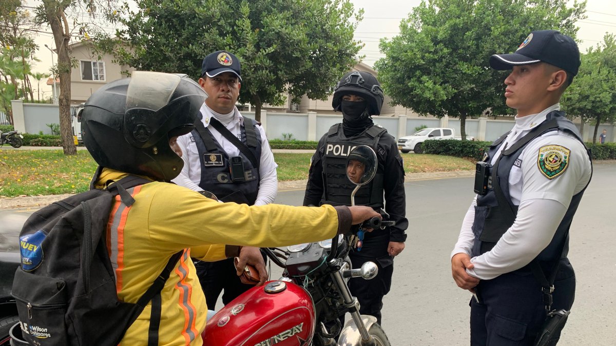 Agentes con Bodycam realizan controles.