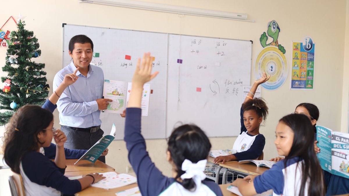 Aprendizaje. Los estudiantes de escuela reciben clases curriculares de Chino Mandarín con profesores nativos.