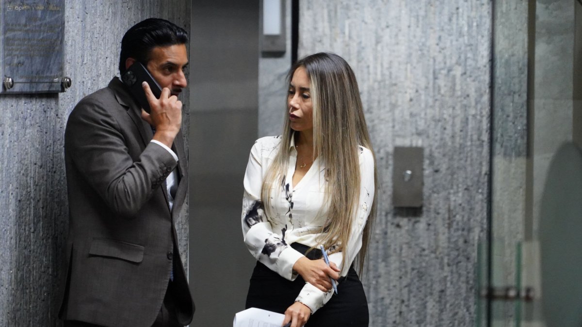 Maribel Barreno junto a su abogado Christopher Gallegos Rodas en su juicio por obstrucción a la justicia.