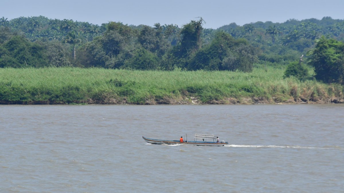 Pequeñas embarcaciones navegan a diario por el río Guayas.