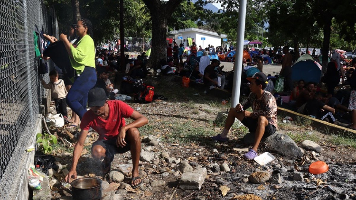 Escuintla. Migrantes preparan alimentos en un modulo deportivo en este municipio del estado de Chiapas.