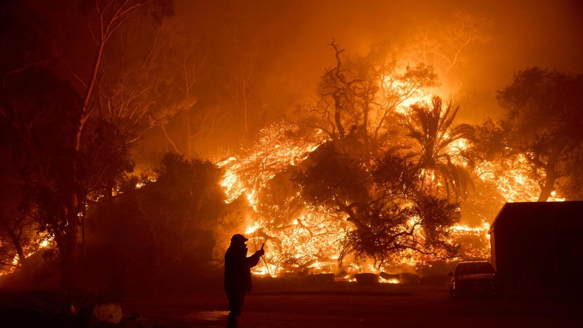 Una persona toma una fotografía mientras arde el incendio Franklin en Malibú, California, EE. UU., el 10 de diciembre de 2024.