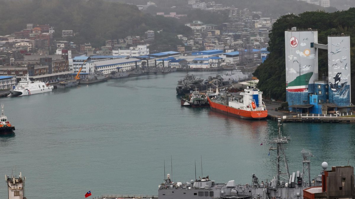 Buques de la Armada y de la guardia costera de Taiwán están anclados en el puerto de Keelung en la ciudad de Keelung, Taiwán, el 11 de diciembre de 2024.