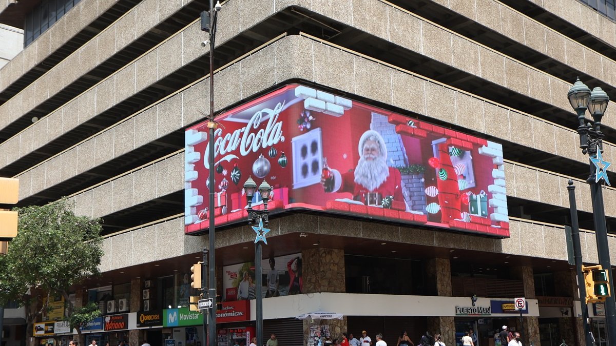 La valla LED está instalada en el edificio San Francisco 300, en la avenida 9 de Octubre y Pedro Carbo.