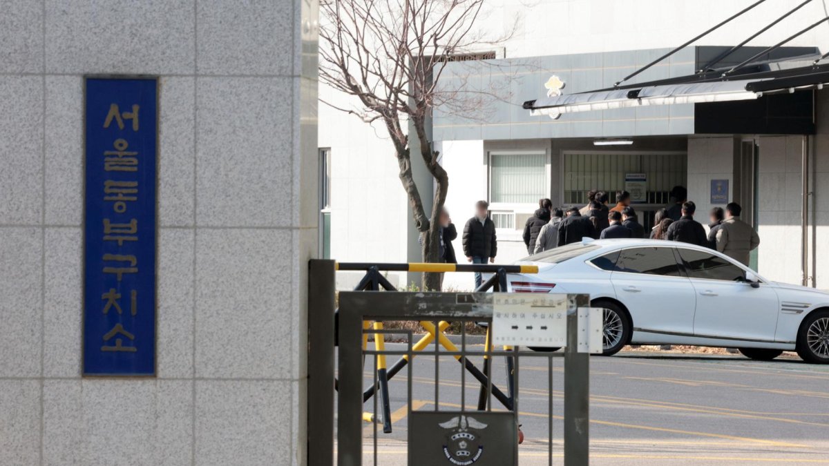 Vista de la puerta principal del Centro de Detención Dongbu de Seúl, donde se encuentra el exministro de Defensa Kim Yong-hyun, en Seúl, Corea del Sur.