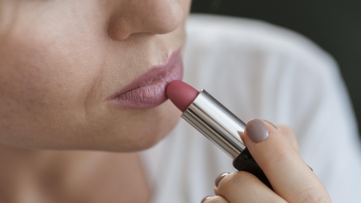 Estas son las razones por las que es mala idea usar un lápiz de labios todos los días 
