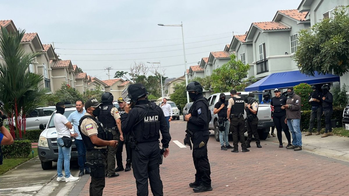 Resultados. Un total de 16 viviendas fueron allanadas. En ellas se encontraron armas, municiones, drogas, uniformes militares, entre otros artículos.