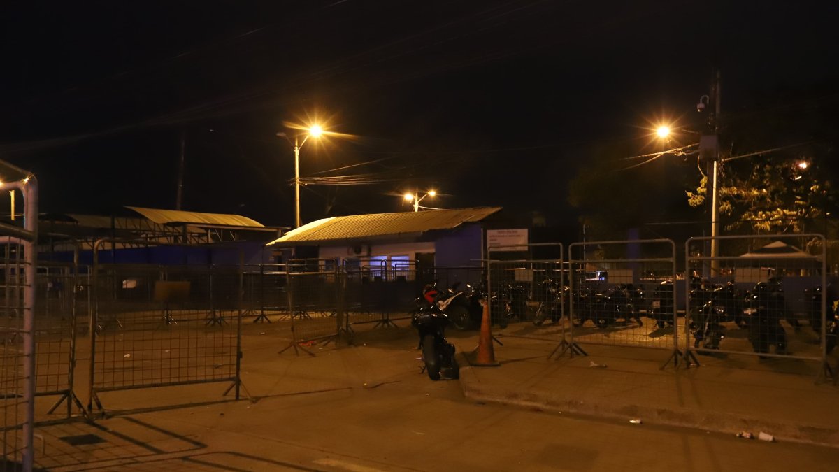 Un muerto y un policía herido deja balacera en los exteriores de la Penitenciaría del Litoral.