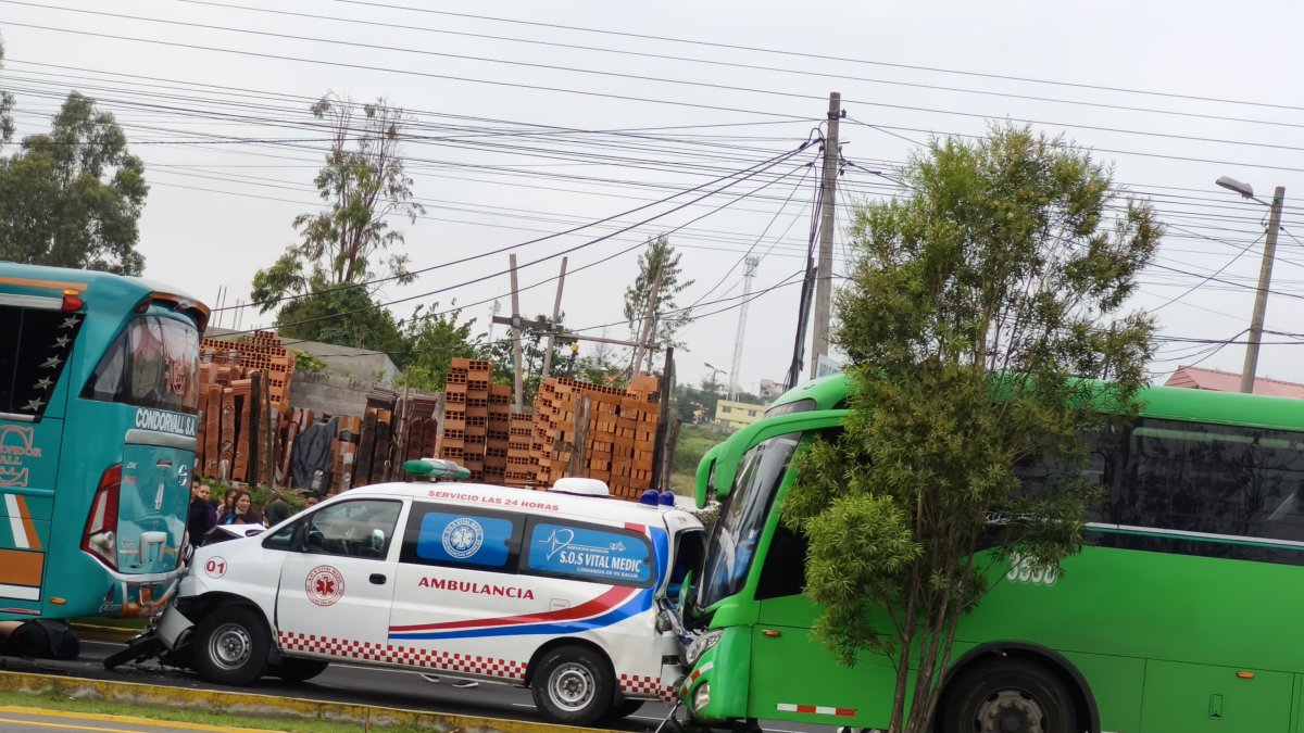 La ambulancia quedó atrapada entre dos buses, tras el impacto, cuando circulaba por la autopista General Rumiñahui.