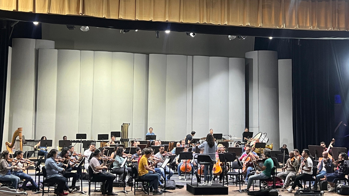 La Orquesta Sinfónica de Guayaquil durante los ensayos finales para el concierto gratuito Voces de Navidad.