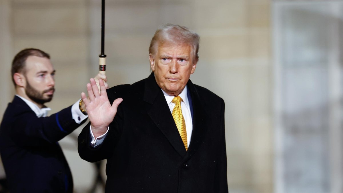 El presidente electo de Estados Unidos, Donald Trump, saluda este sábado a su salida del Palacio del Elíseo en París (Francia).