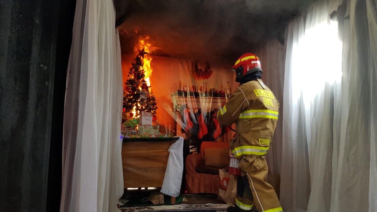 Personal del cuerpo de Bomberos de Quito realizó el lanzamiento de una campaña para prevenir riesgos relacionados Navidad y de Fin año