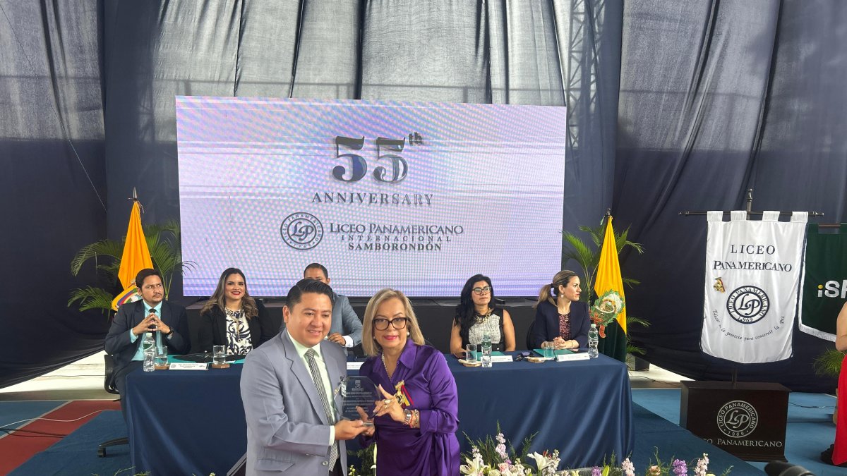 La Asamblea Nacional condecoró a la rectora del plante educativo por su destacada labor.