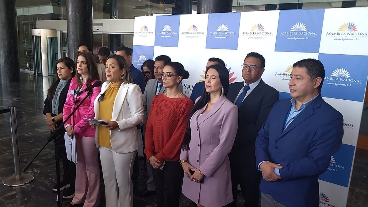 Legisladoras del correísmo aseguran que los chats atribuidos a Villavicencio evidencian delitos graves dentro del sistema judicial.